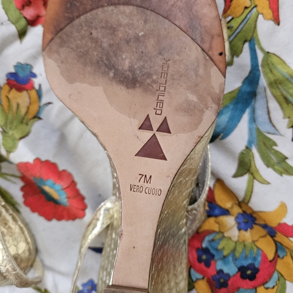 Dani Black Gold snakeskin stamped wedge heels. 7M by Dani Black. - Picture 4 of 4